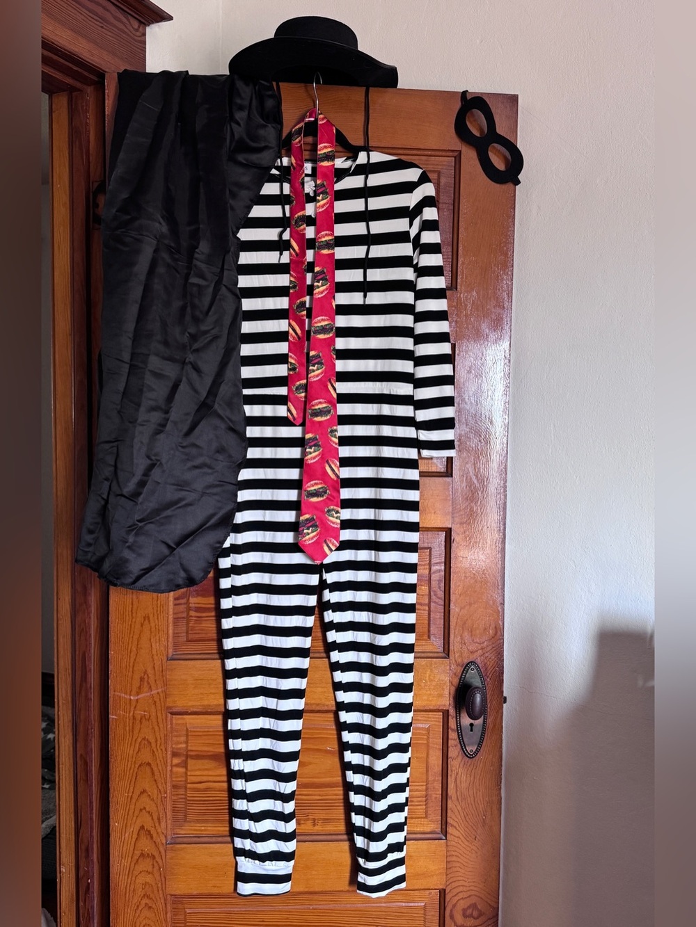 McDonald’s Hamburgler Costume Women’s Small Black & White Pajamas Tie Hat Cape